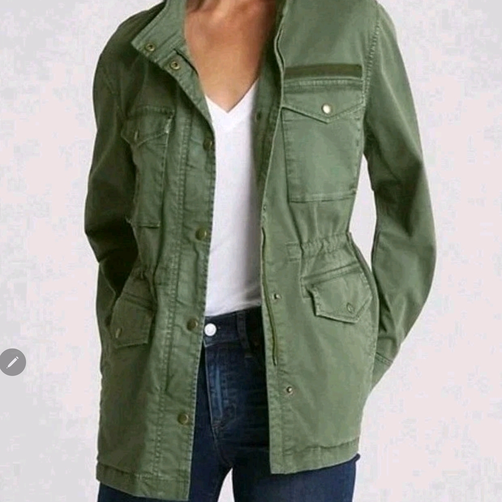 Gap women's utility jacket in a green, military-style design. Size XS
